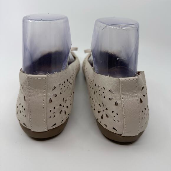White Mountain Cream Laser Cut w/Bow Scalloped Edge Ballet Flats 'Icing' WMNS 8 - Picture 3 of 6